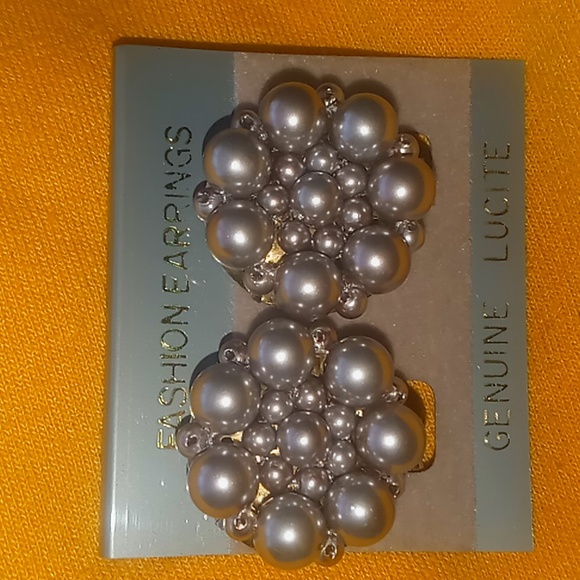 Lucite fashion earrings. - Picture 1 of 3